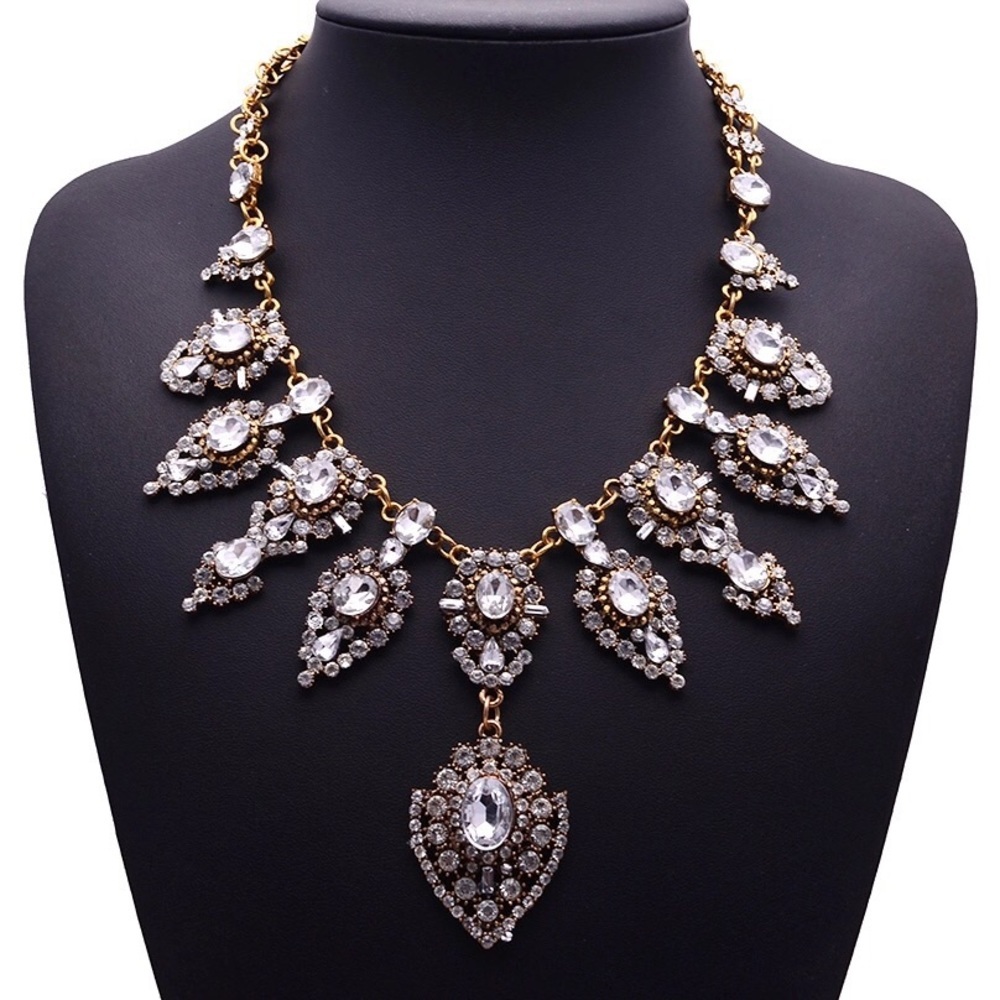 Last 1!  Crystal Flower Statement Necklace - Picture 3 of 8